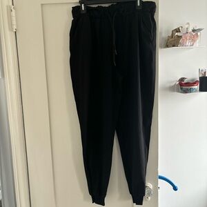 Lululemon Women black jogged size 10, ankles are cuffed